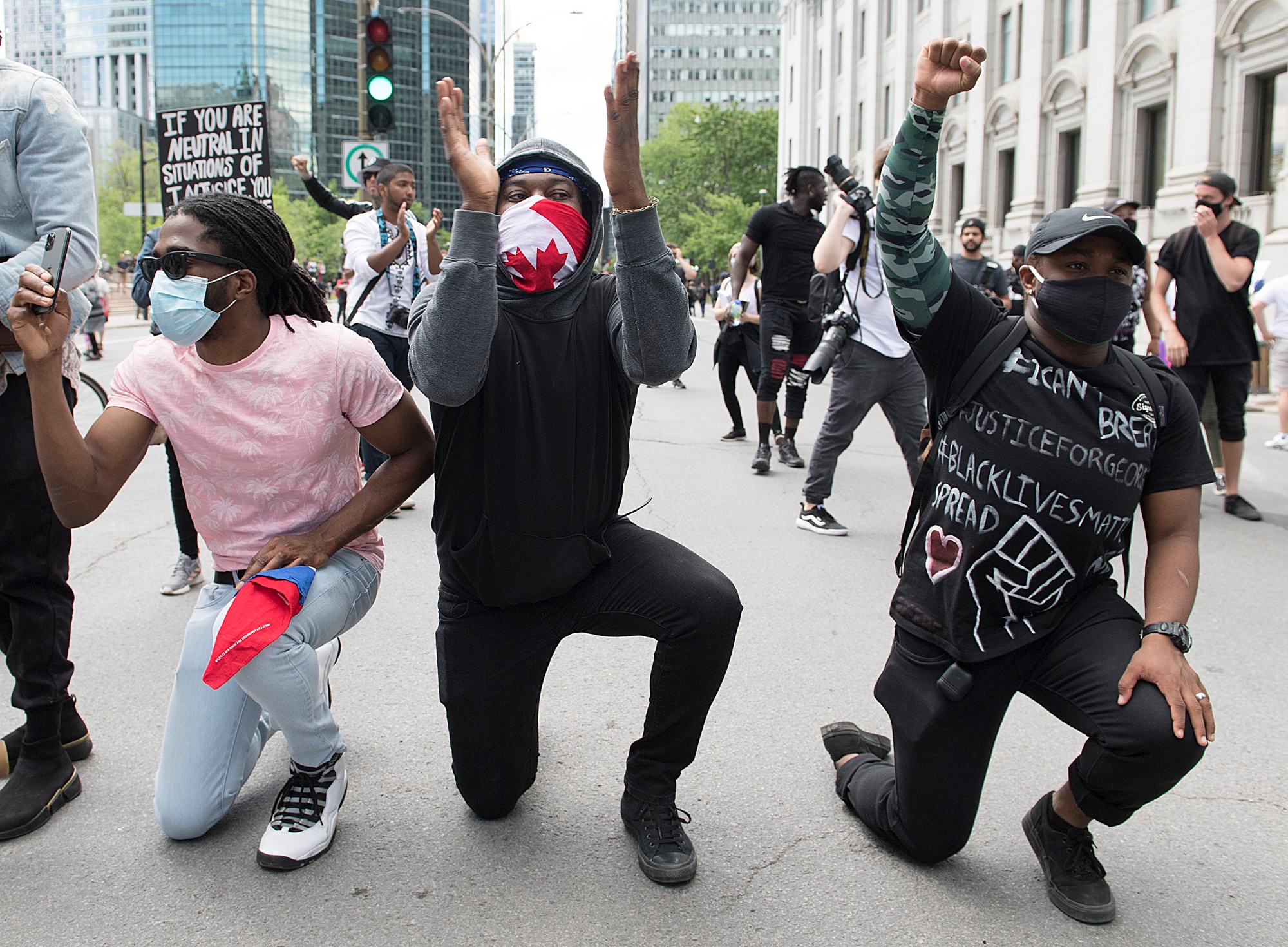 canh sat quy tren co cau be da den anh 1