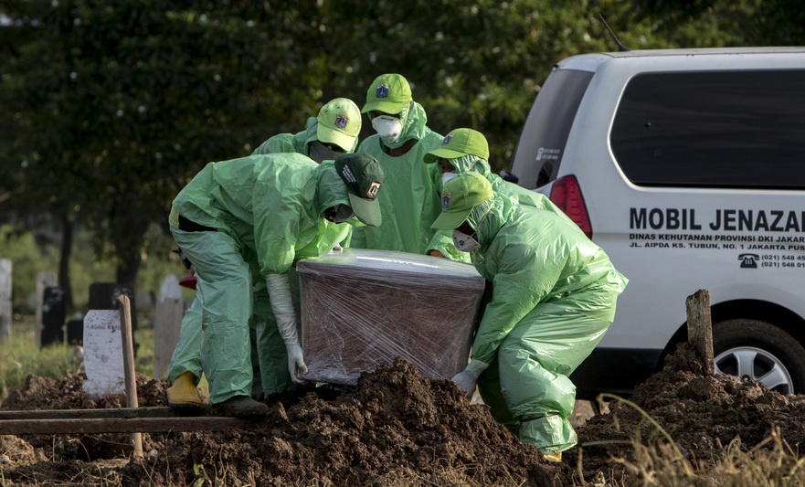 Benh nhan Covid-19 chet truoc cua nha o Indonesia hinh anh