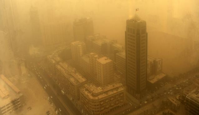 Nguoi dan ong bi bat giu vi phan nan ve thoi tiet o Kuwait hinh anh