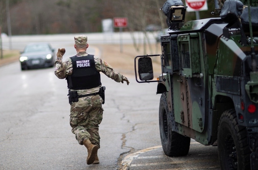 Canh sat My chan xa lo, doi dau xuyen dem voi nhom vu trang hinh anh