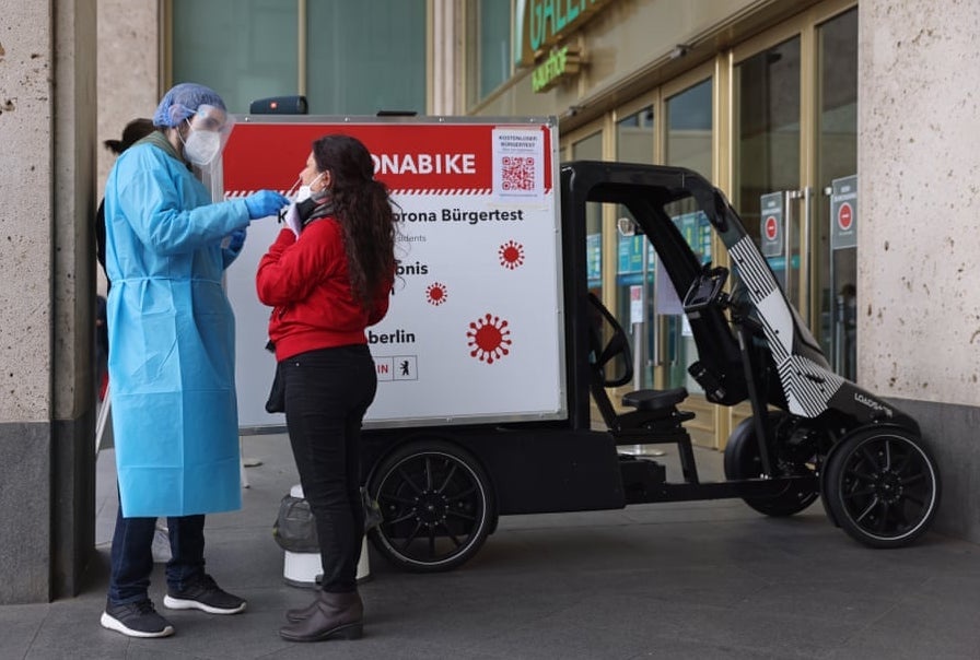 Xe xet nghiem Covid-19 dac biet giup Duc day lui Covid-19 hinh anh