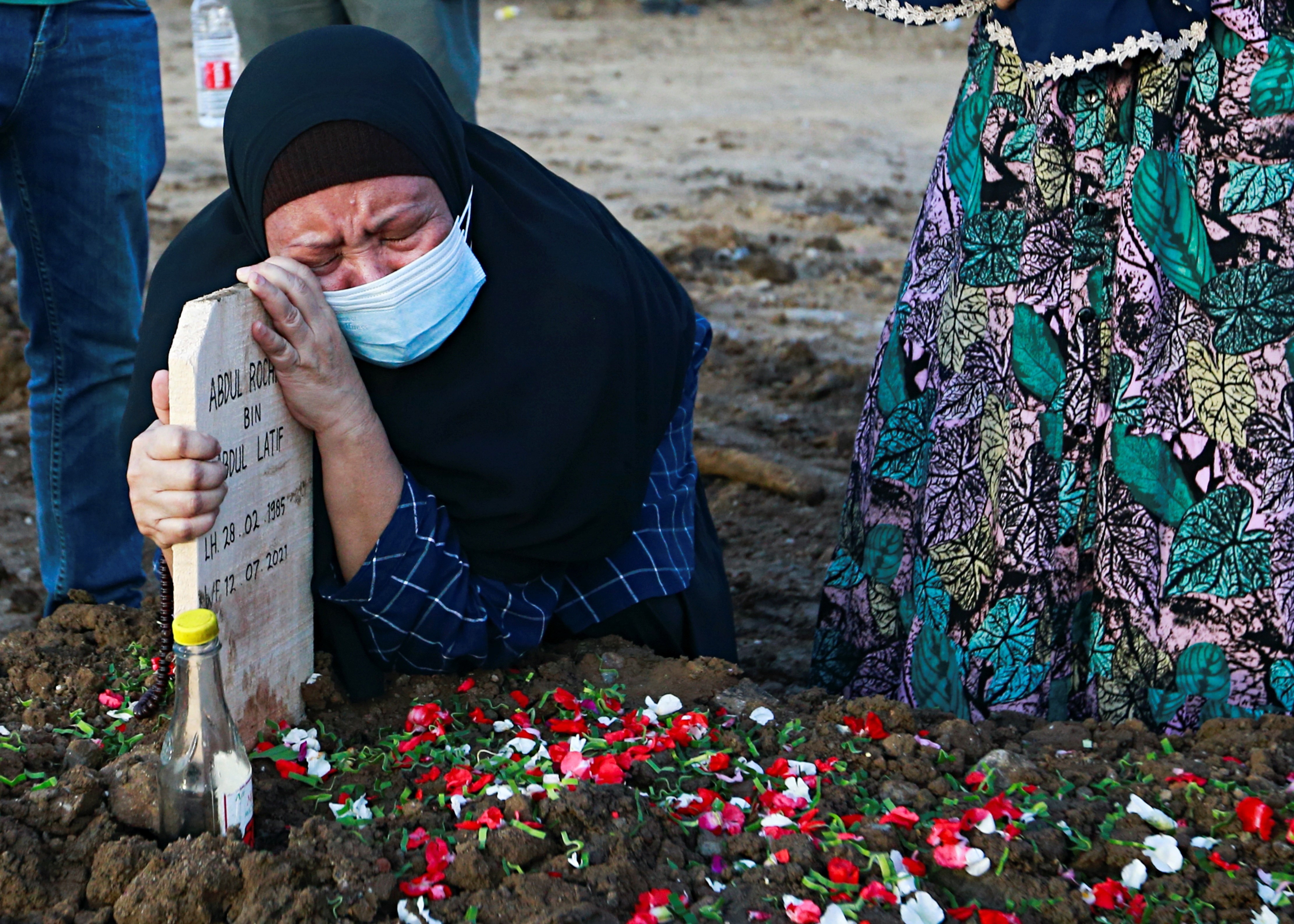 Lua chon dau don cua bac si Indonesia: Cuu song ai, tu choi ai? hinh anh