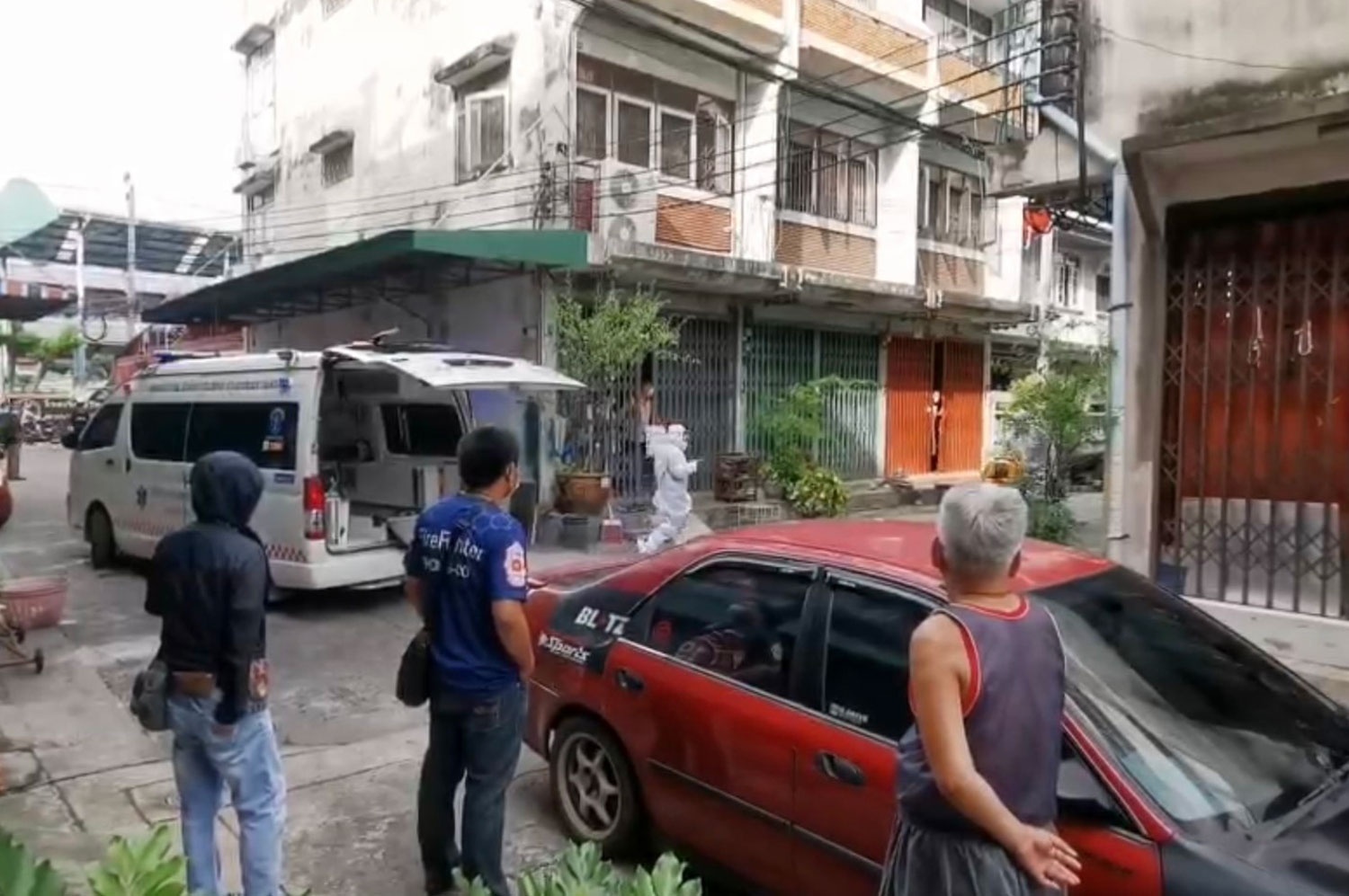 Cang thang vi cho giuong benh, nguoi phu nu Thai Lan nhay lau hinh anh