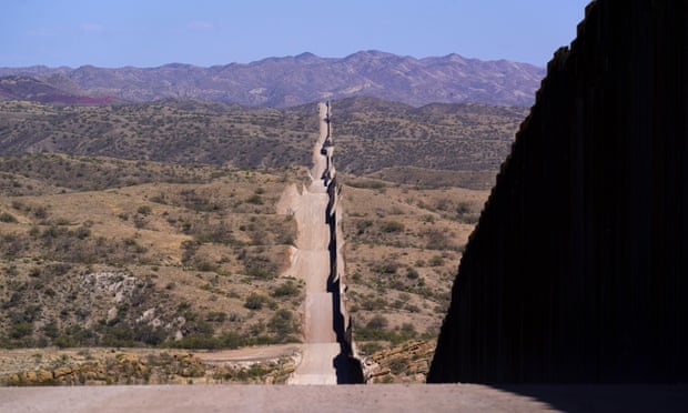 Tim thay 43 thi the o bien gioi Mexico - My giua dot nong ky luc hinh anh