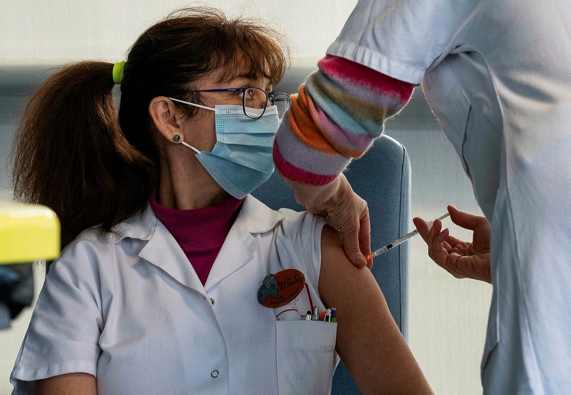 Phap bat buoc nhan vien y te tiem vaccine ngua Covid-19 hinh anh