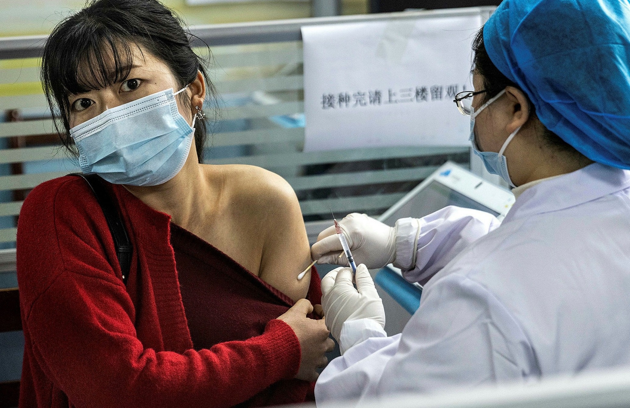 Nikkei: Trung Quoc dinh tiem them vaccine Covid-19 cua BioNTech hinh anh
