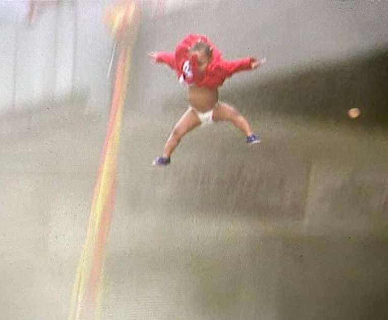 Dam dong hung em be duoc tha xuong tu nha chay o Nam Phi hinh anh