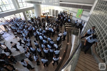 Canh sat Hong Kong bat giu cuu tong bien tap Apple Daily hinh anh