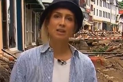 Tu tret bun len quan ao de dua tin lu lut, phong vien Duc xin loi hinh anh