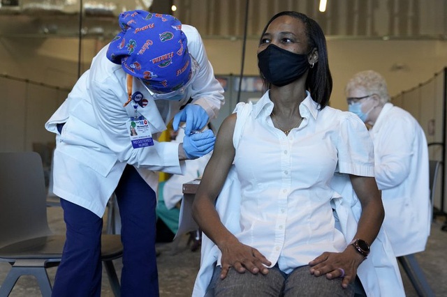 Chua den 1% nguoi My mac Covid-19 sau khi tiem chung day du hinh anh