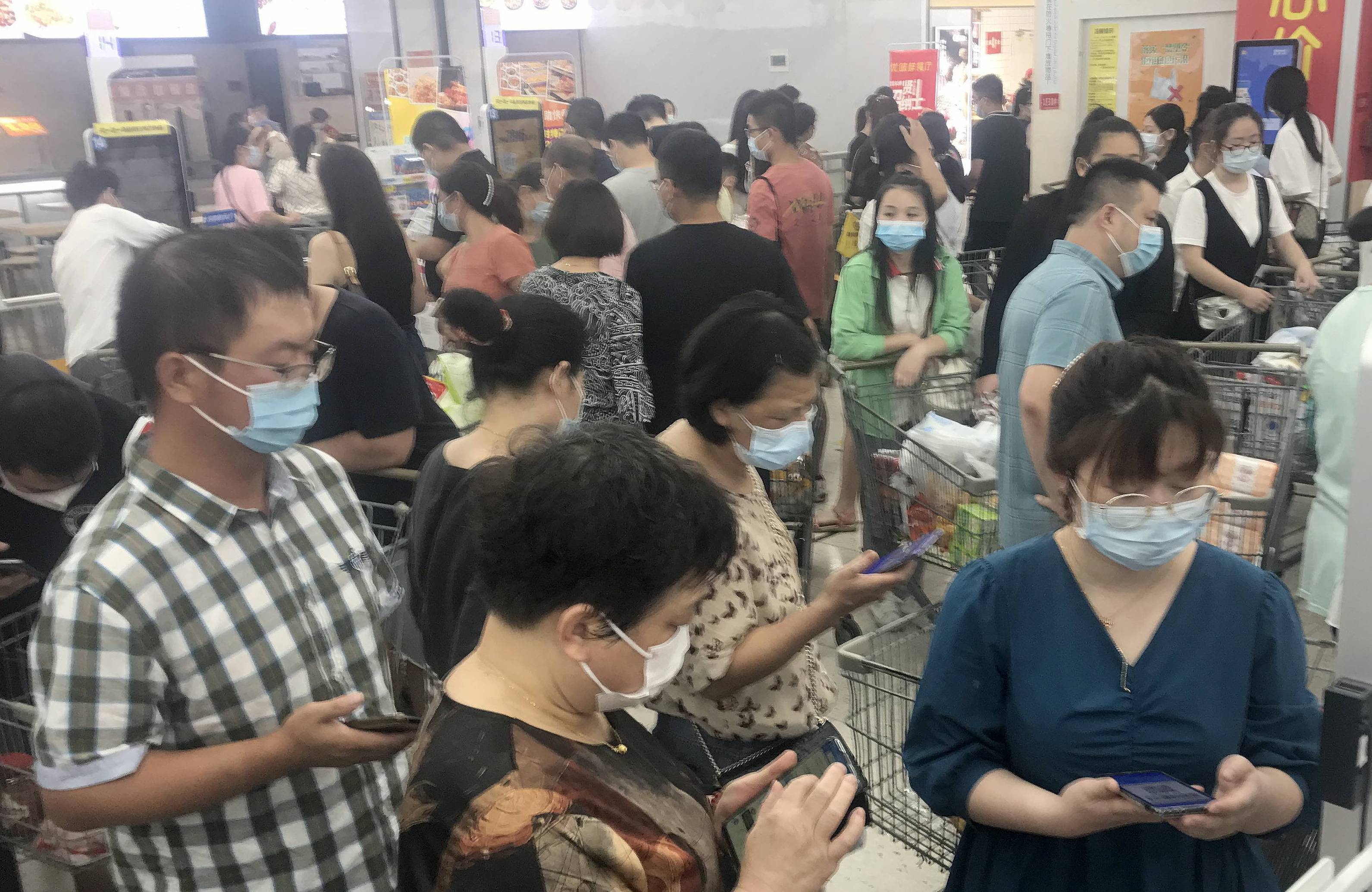 Nguoi dan Vu Han do xo mua do tich tru hinh anh