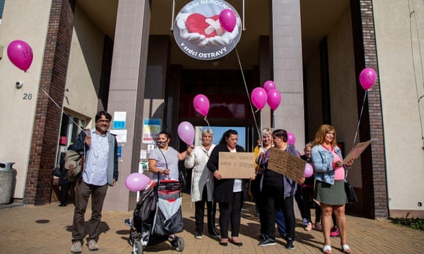 phu nu Czech bi ep triet san anh 1