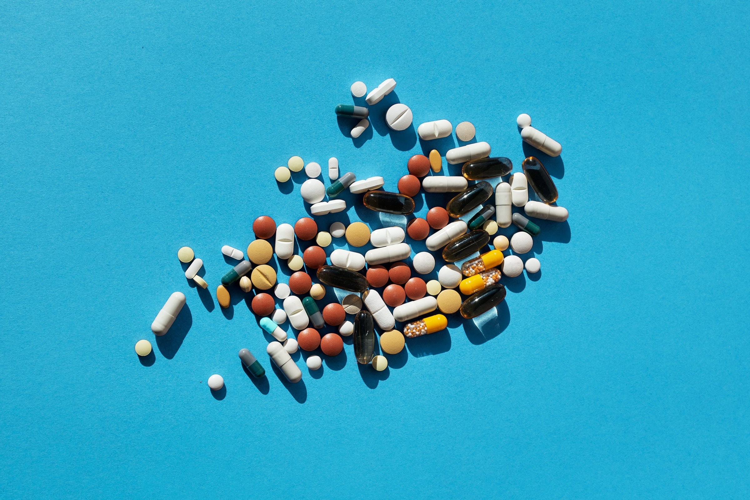 The gioi co vaccine, tai sao van can thuoc dac tri Covid-19? hinh anh