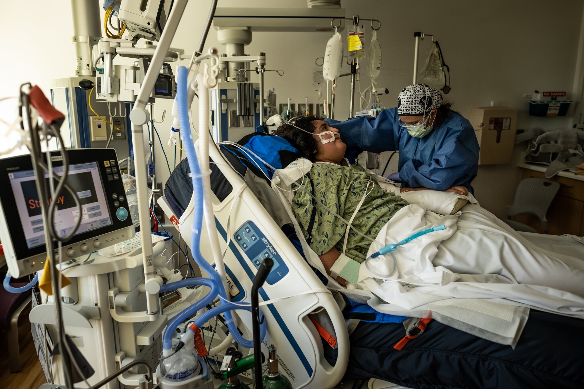 So ca Covid-19 qua doi o My tang gan gap doi sau 2 tuan hinh anh