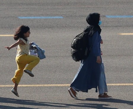 Buc anh em be nhay chan sao sau khi roi Afghanistan gay chu y hinh anh