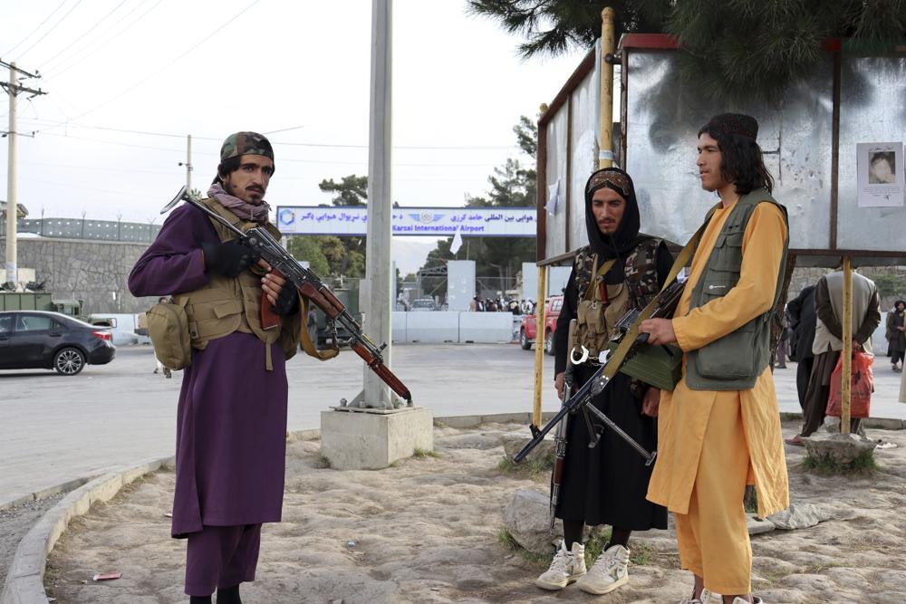 Taliban o san bay Kabul anh 6