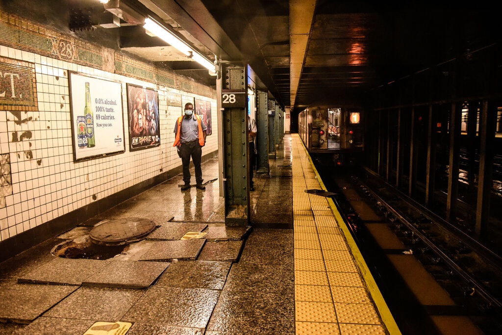 Hang nghin nguoi ket o ga va tau dien xuyen dem vi New York ngap lut hinh anh