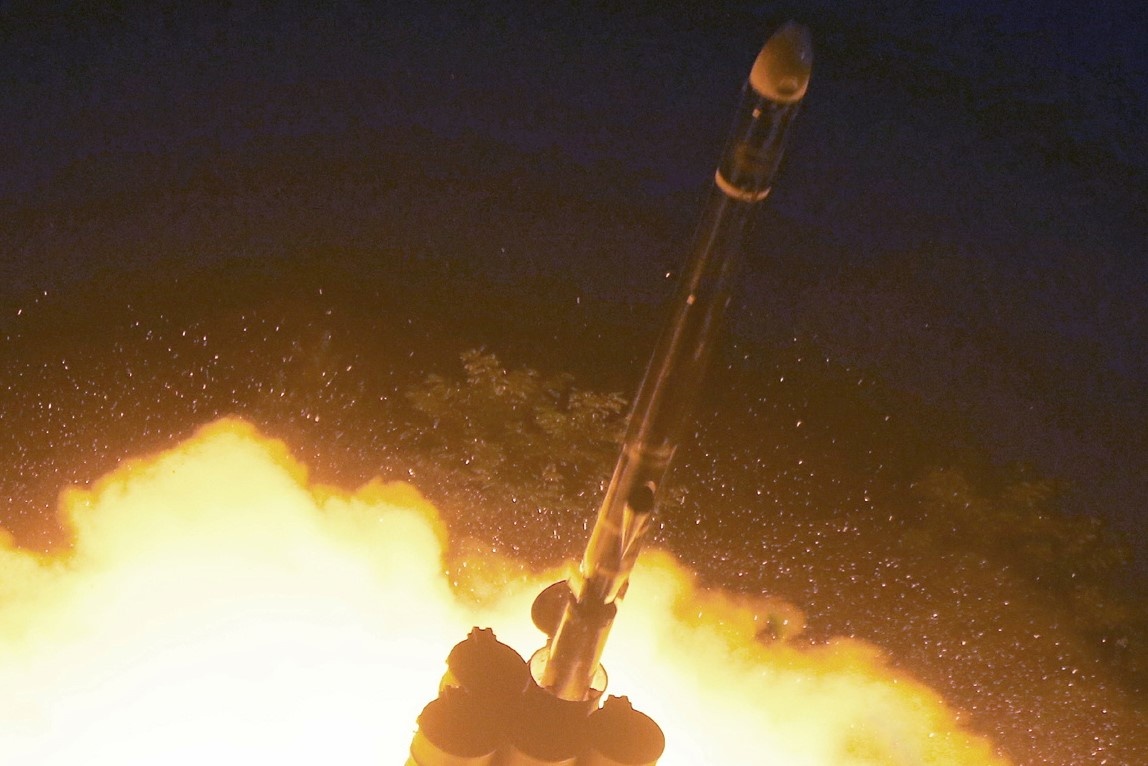 Trieu Tien tuyen bo phong thu ten lua tam xa hinh anh