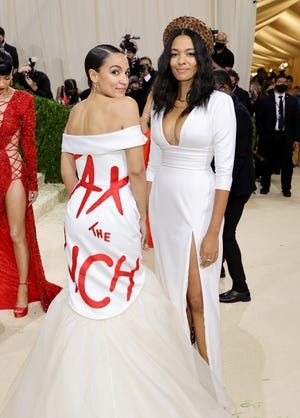 Alexandria Ocasio-Cortez tai Met Gala anh 1