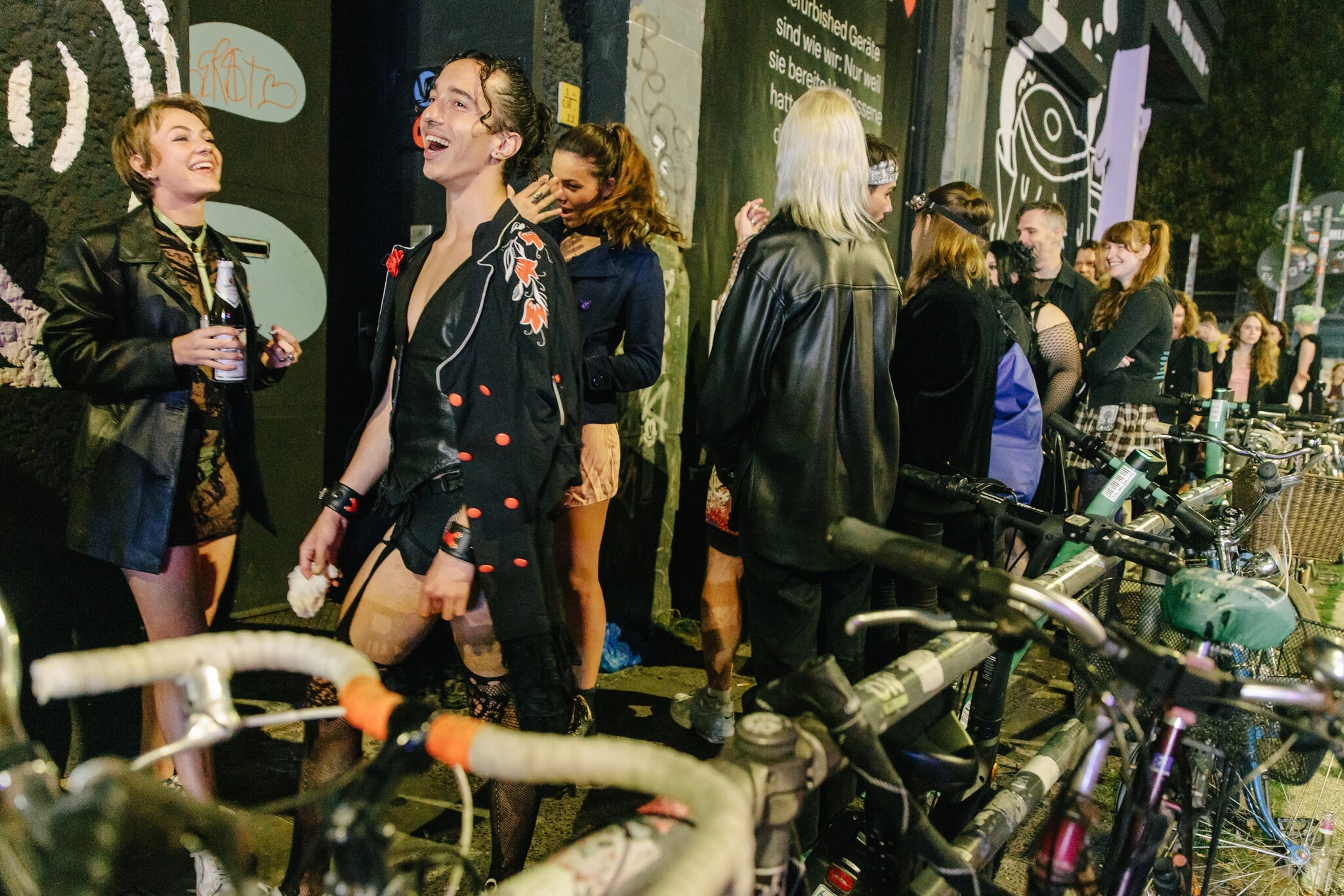 Nhac lai noi len o cac hop dem Duc hinh anh