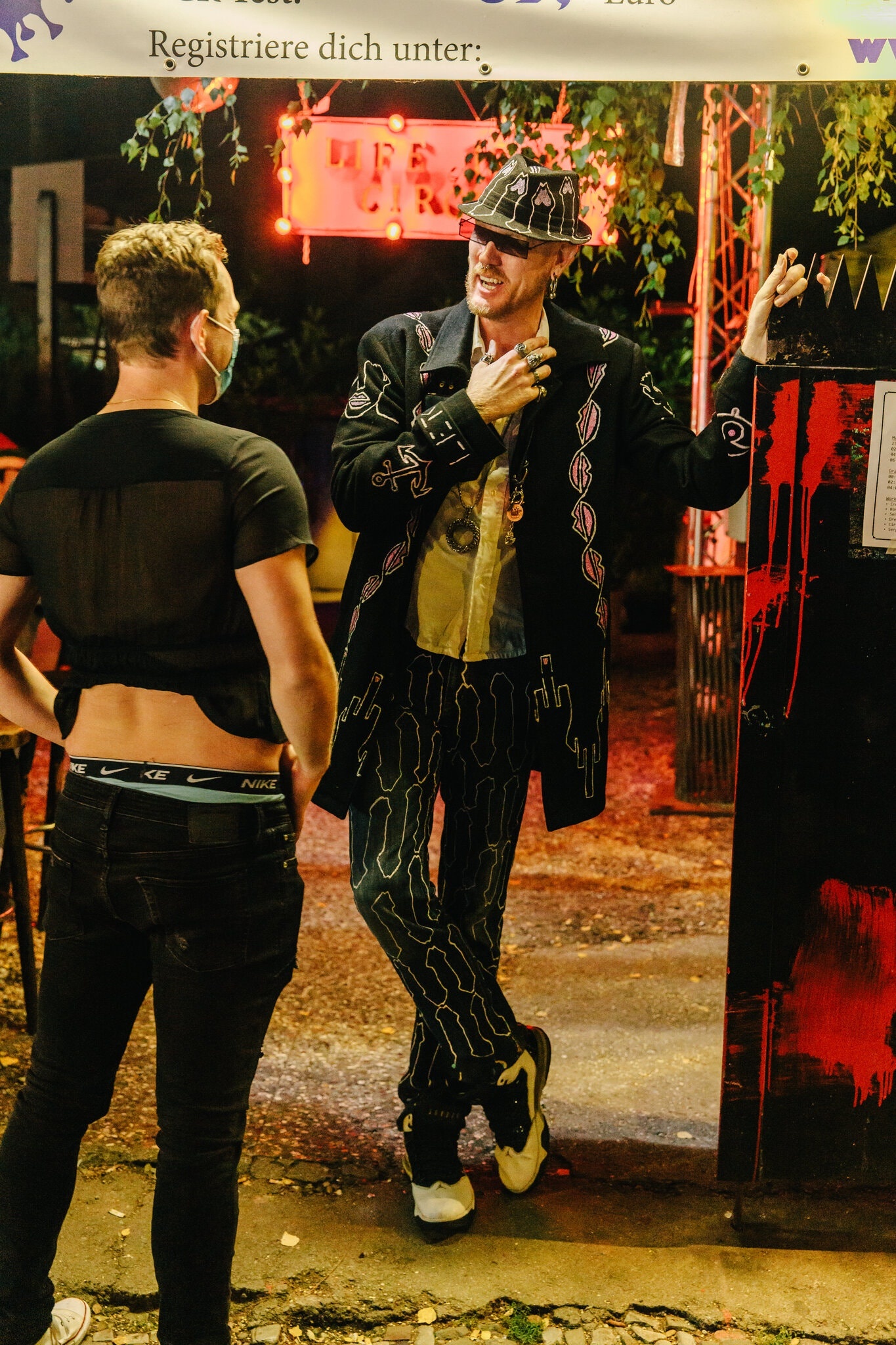 Duc mo cua tro lai anh 3