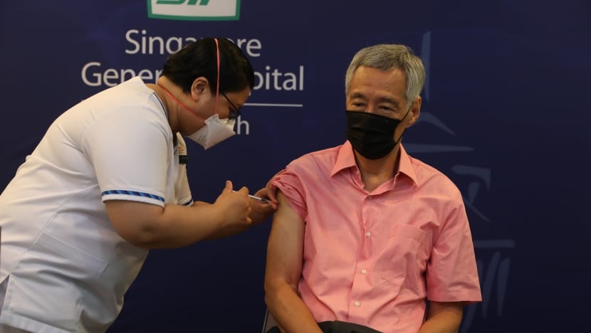 Thu tuong Singapore duoc tiem mui vaccine thu ba hinh anh