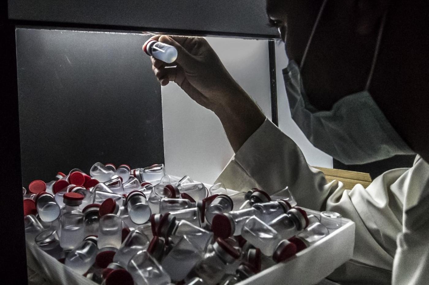 Hang nghin lieu vaccine ngua Covid-19 bi vut bo doc bo kenh Ai Cap hinh anh