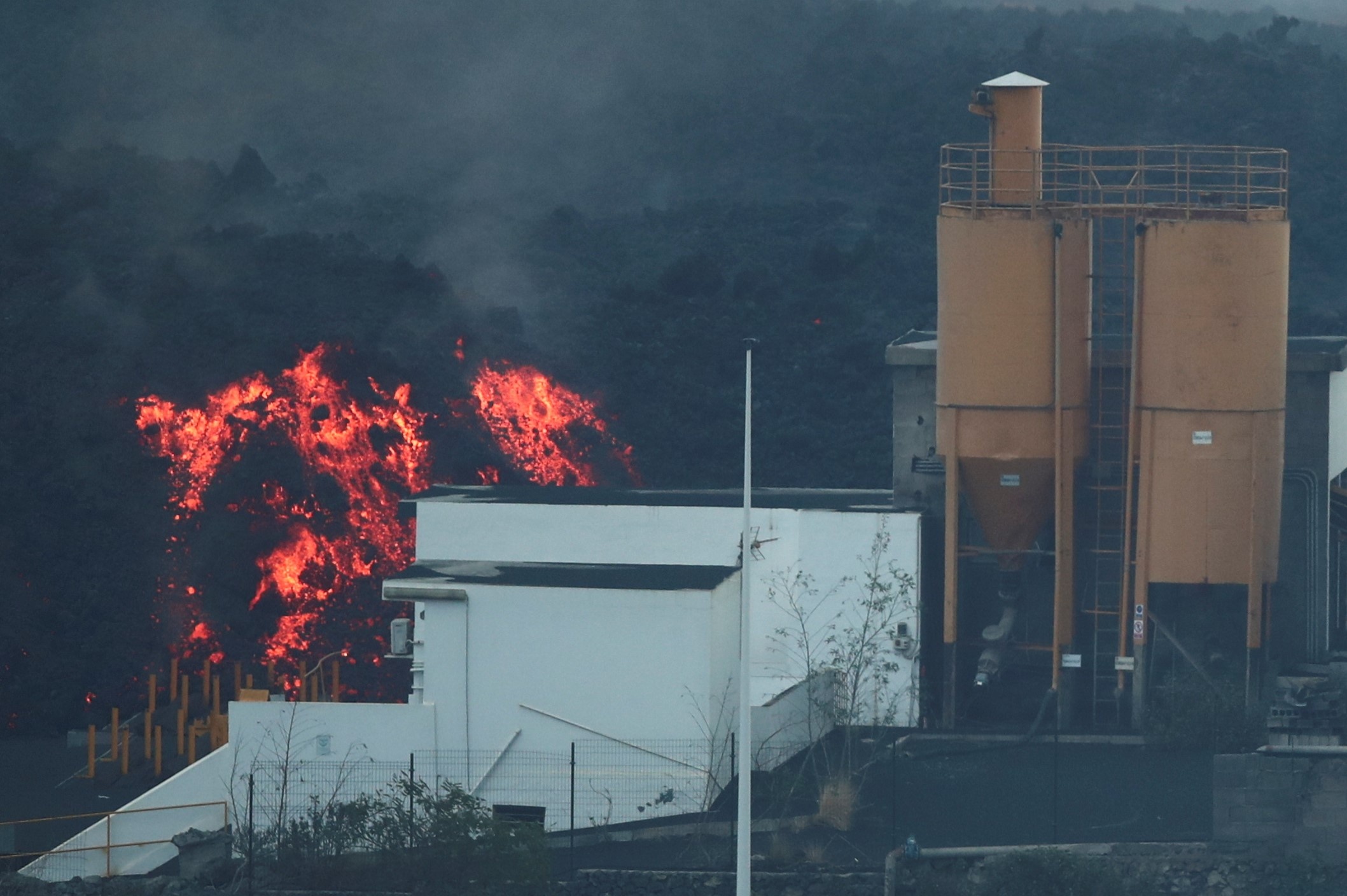 Dung nham nui lua lan rong, hang tram nguoi Tay Ban Nha so tan hinh anh