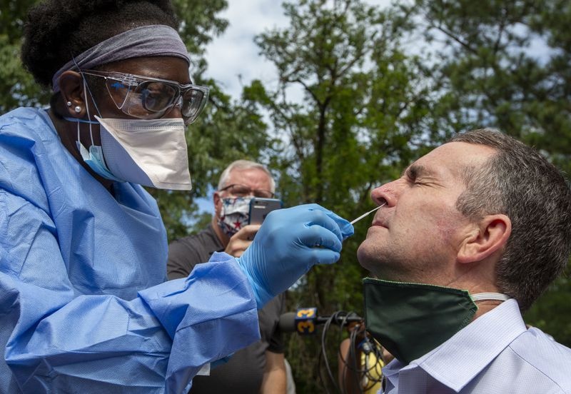 Thong doc Virginia tiet lo trieu chung Covid-19 keo dai hinh anh