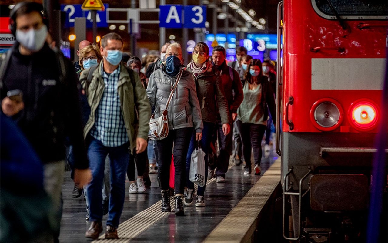 Vi sao Duc co ty le tiem chung cao nhung Covid-19 van bung phat? hinh anh