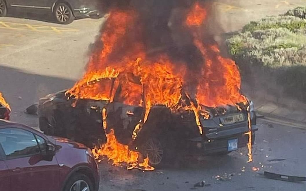 Vu no bom xe bi an ben ngoai Benh vien Phu nu Liverpool hinh anh