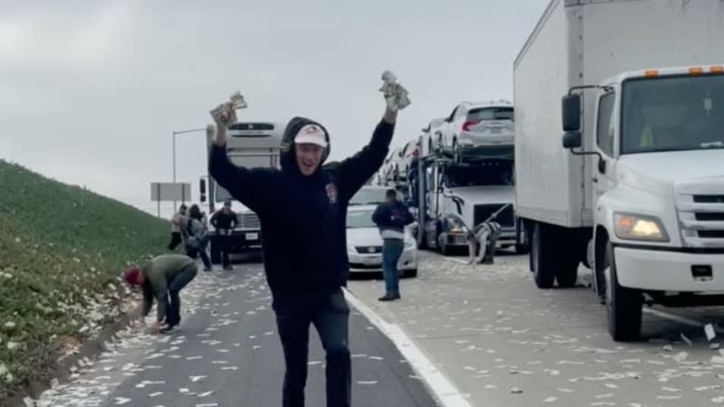 Nhieu nguoi do xo nhat tien tren cao toc o My hinh anh