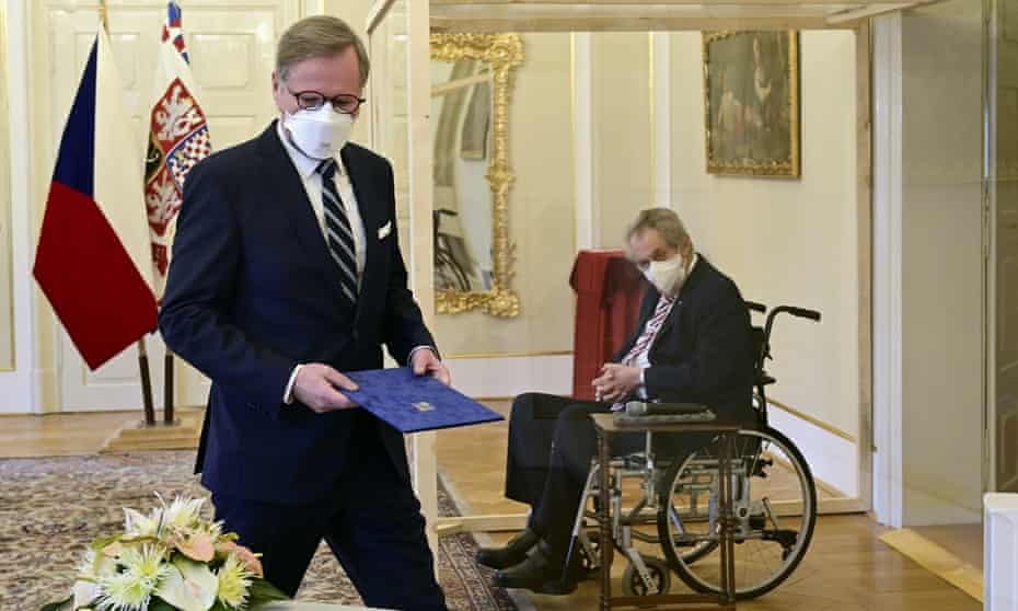 Tong thong Czech ngoi sau tam chan bo nhiem thu tuong hinh anh