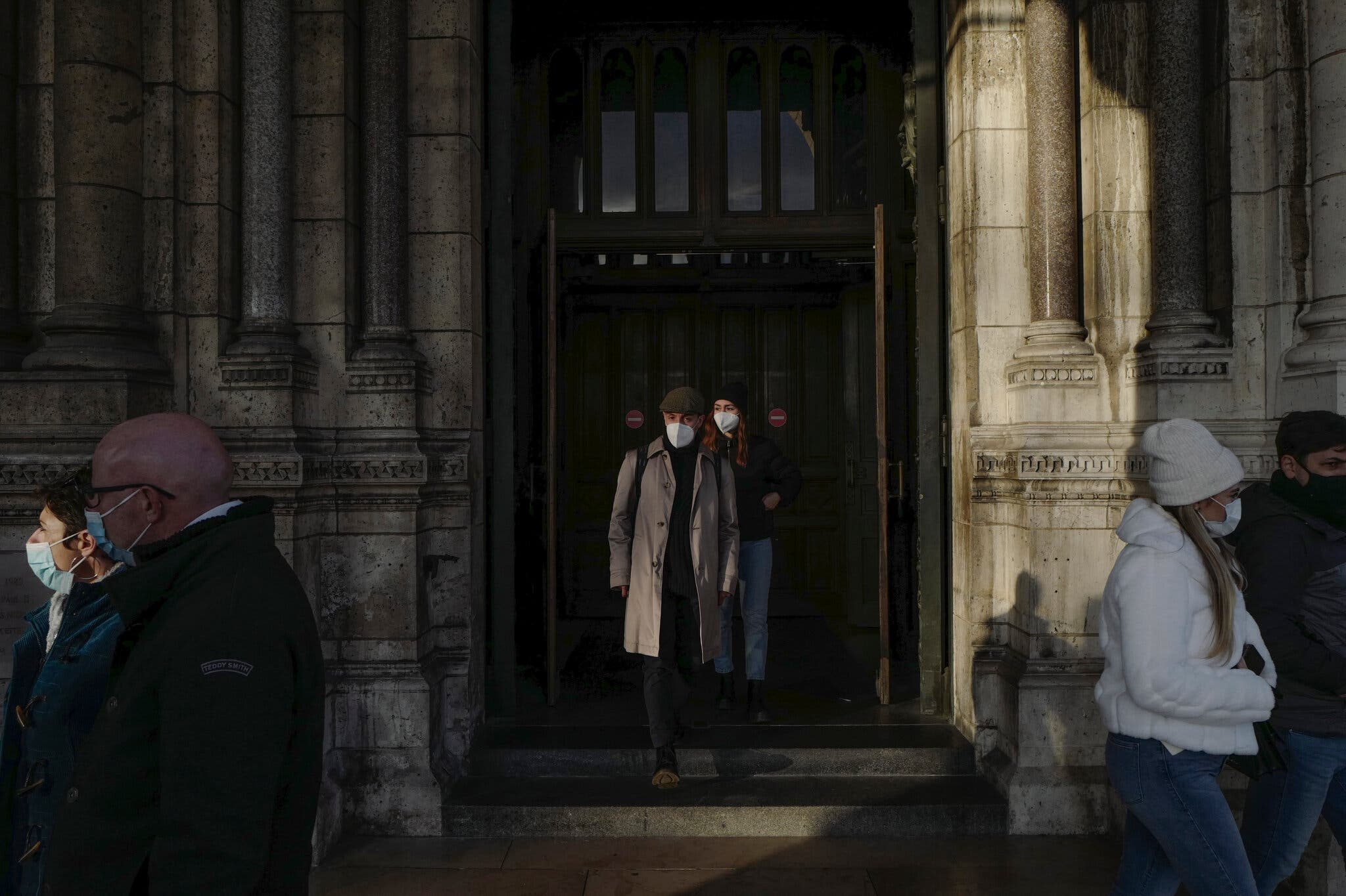 Bien chung Omicron phoi bay cach ung pho dich bat cong cua nuoc giau hinh anh