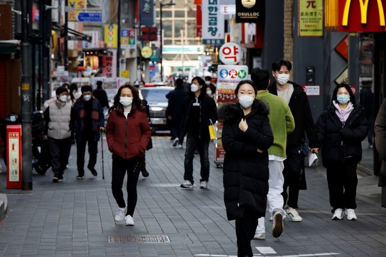 Bien chung Omicron lan rong, Han Quoc dao nguoc ke hoach mo cua hinh anh