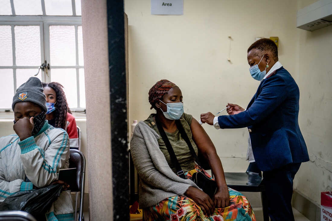 Vaccine va mien dich tu nhien giup bao ve tot hon truoc Omicron hinh anh