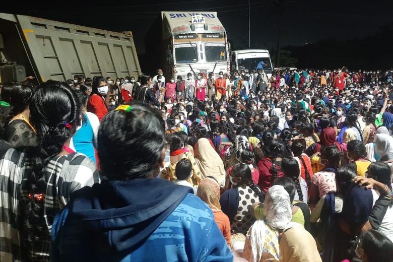 An Do bat giu nguoi bieu tinh phan doi vu ngo doc o nha may Foxconn hinh anh