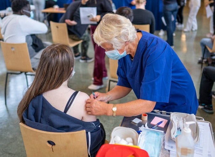 Hieu qua cua cac loai vaccine voi bien chung Omicron hinh anh