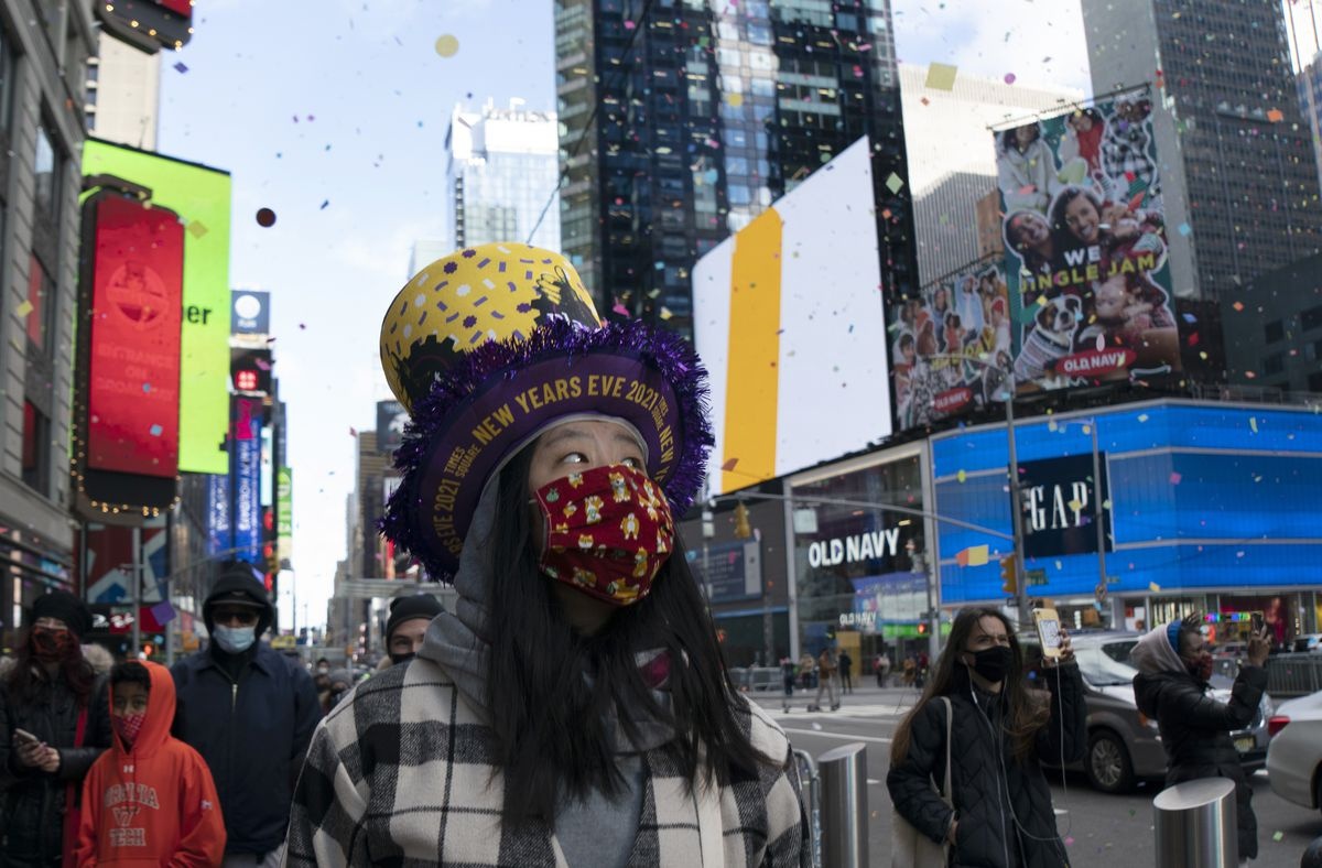 Hai buc tranh don nam moi trai nguoc tren the gioi hinh anh