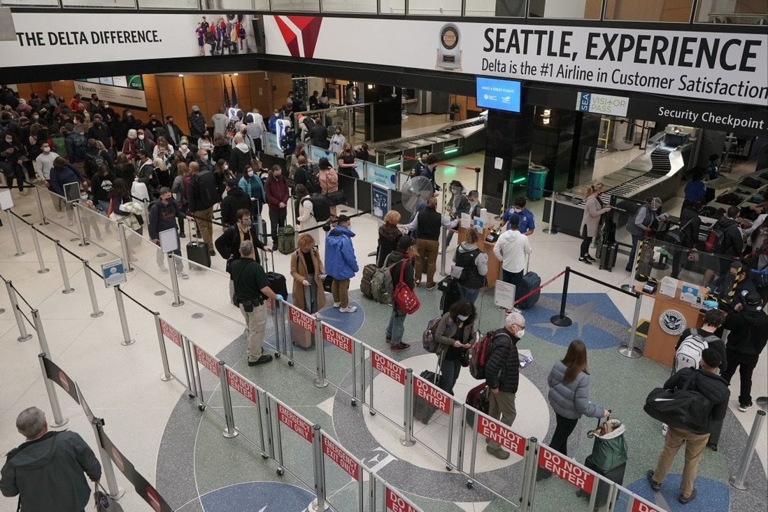 Du khach mac ket khi may bay den Trung Quoc dot ngot quay dau hinh anh