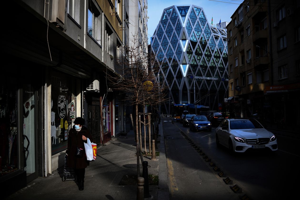 Dong di cu dao nguoc o 'luc dia gia' vi Covid-19 hinh anh