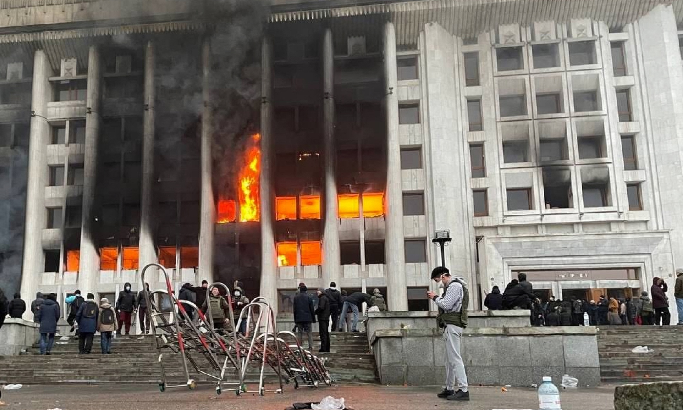 Nguoi chet nam tren duong pho Kazakhstan hinh anh