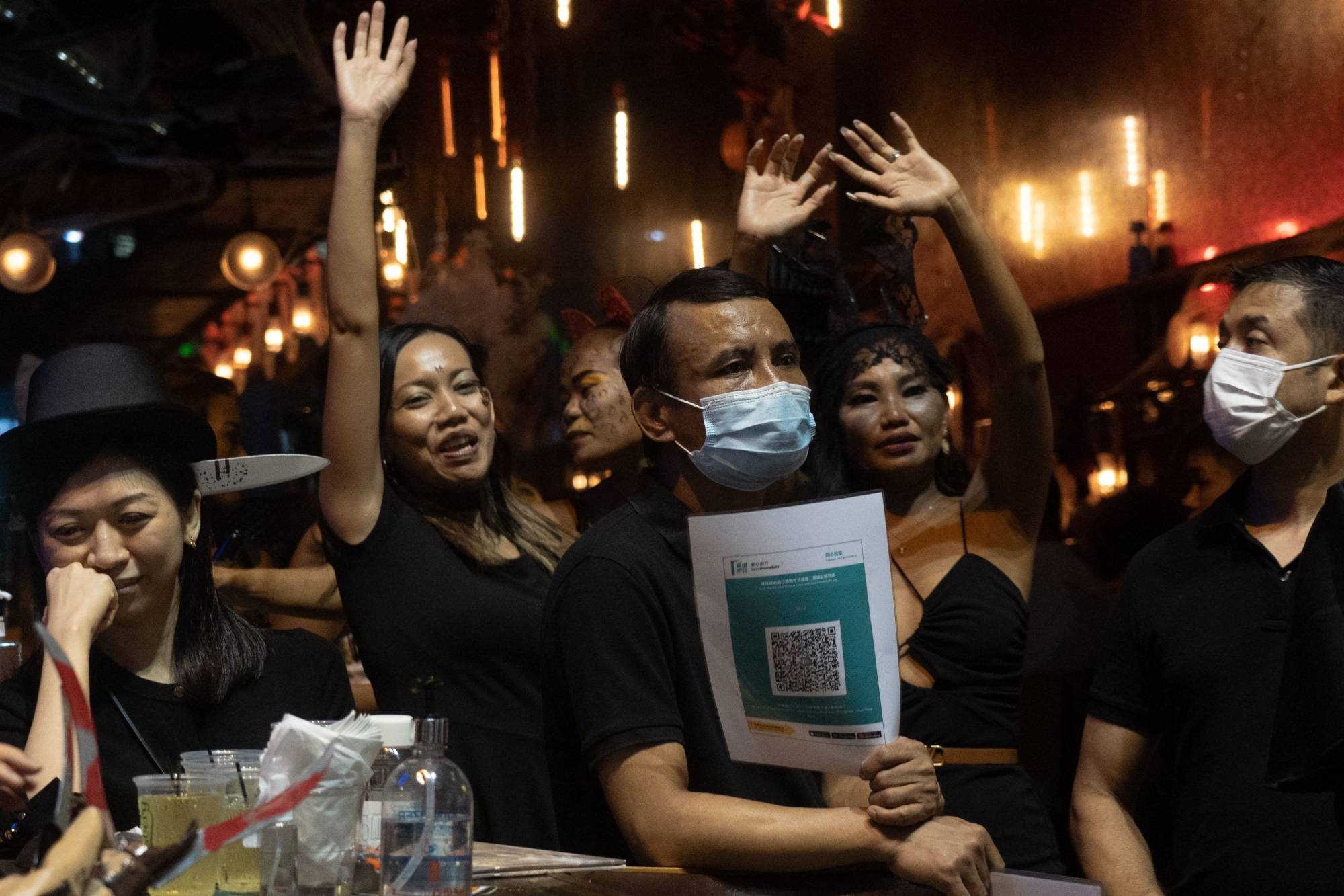 Phat hien nguoi mac Covid-19 da du tiec sinh nhat quan chuc Hong Kong hinh anh