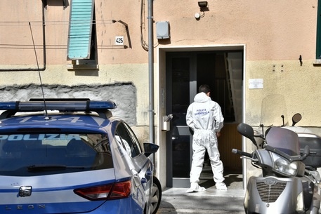 Phat hien xac uop cua nguoi phu nu Italy trong tu the ngoi o ban an hinh anh