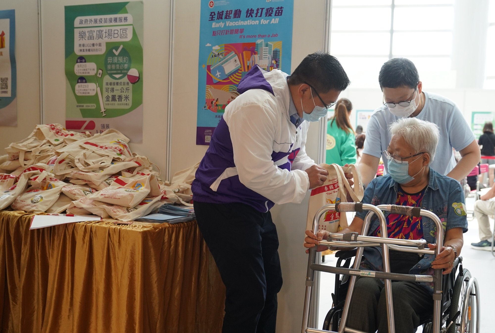 Nguoi gia tai Hong Kong khong tiem chung anh 4