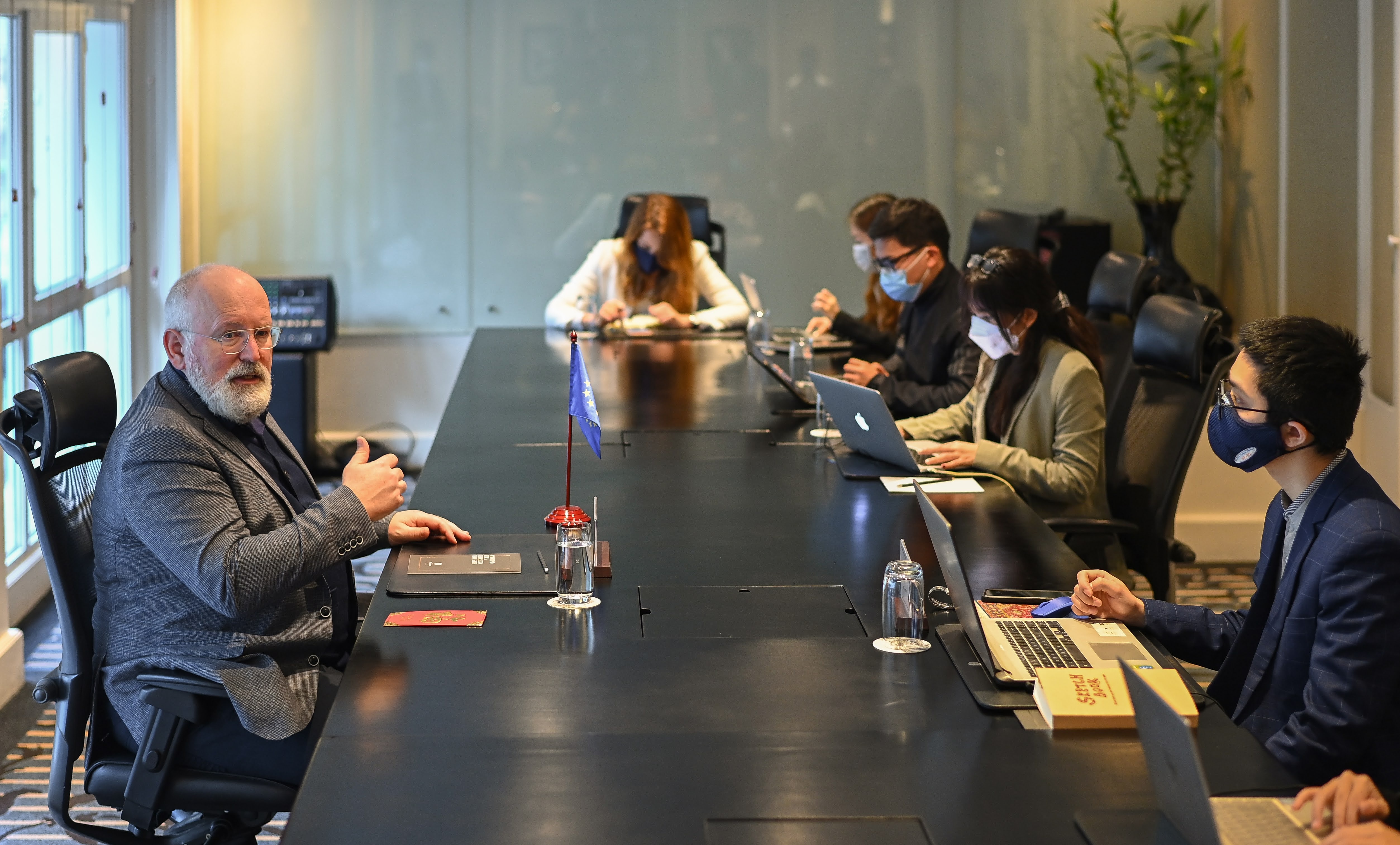 Pho chu tich Uy ban chau Au tra loi truc tuyen doc gia Zing hinh anh