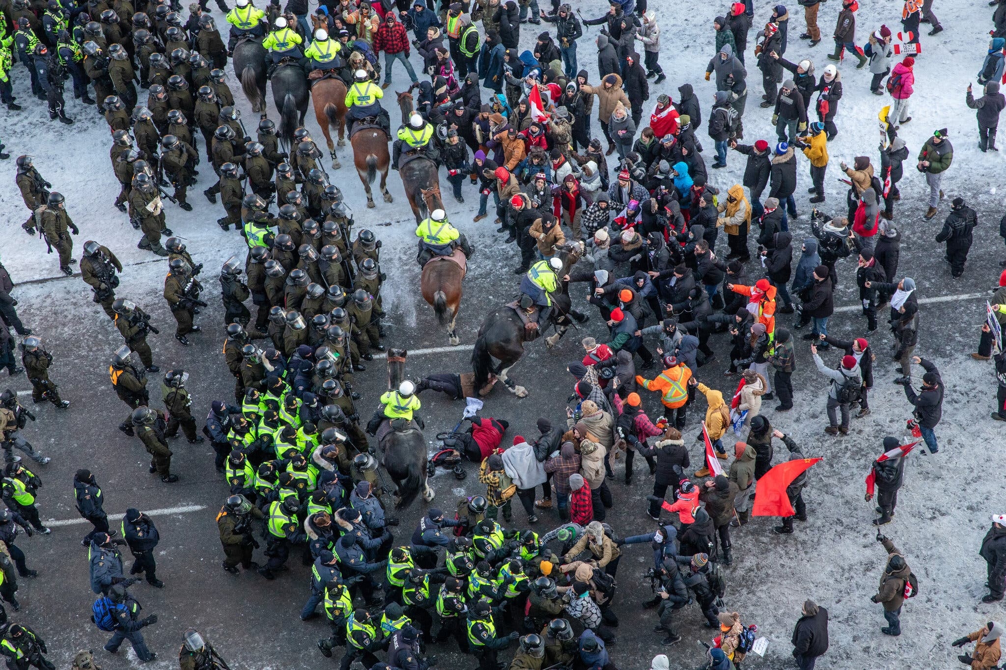 bieu tinh truoc Quoc hoi Canada giai tan anh 8