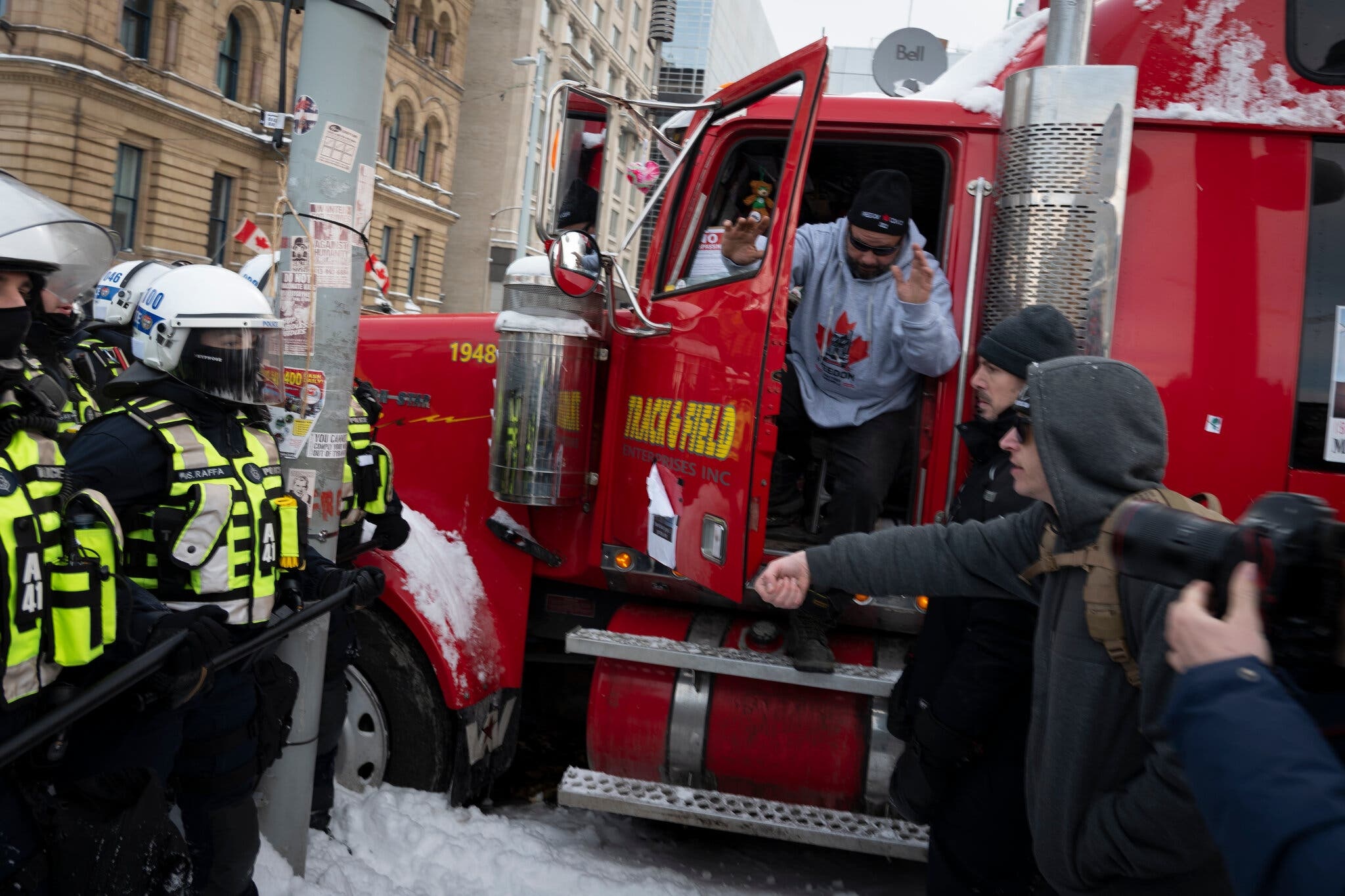 bieu tinh truoc Quoc hoi Canada giai tan anh 4