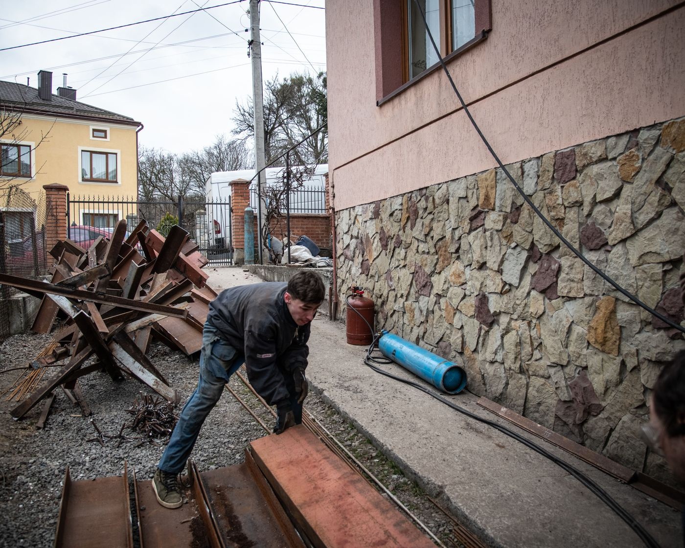 xuong may o Ukraine san xuat vu khi anh 3