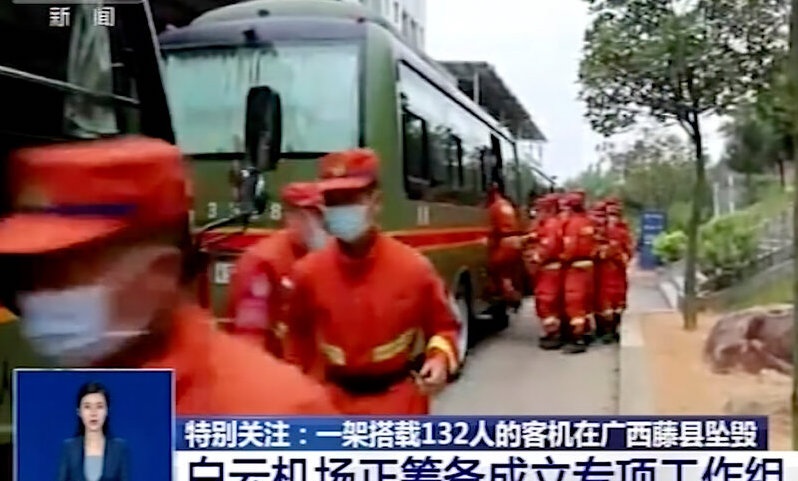 Nhan chung mo ta khoanh khac may bay dam thang xuong dat o Trung Quoc hinh anh
